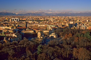 In primo piano il Parco Sempione e l'Arco della Pace, dietro la distesa di tetti a Nord di Milano e lungo la Brianza fino alle prealpi lariane.  Stefano Gusmeroli